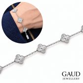 Zilveren Gaud armband met vijf klavervormige bedels aan een fijne schakelketting, gedragen om een pols.