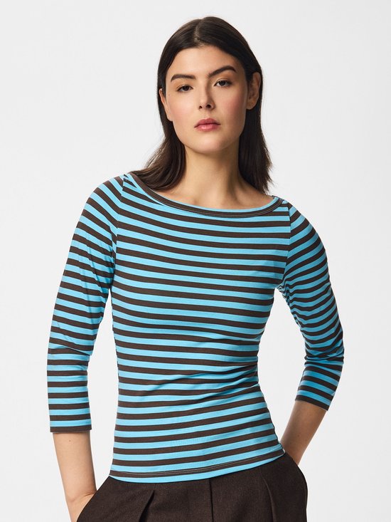 Model draagt een blauw-bruin gestreept shirt met bootuitsnijding en driekwartmouwen.