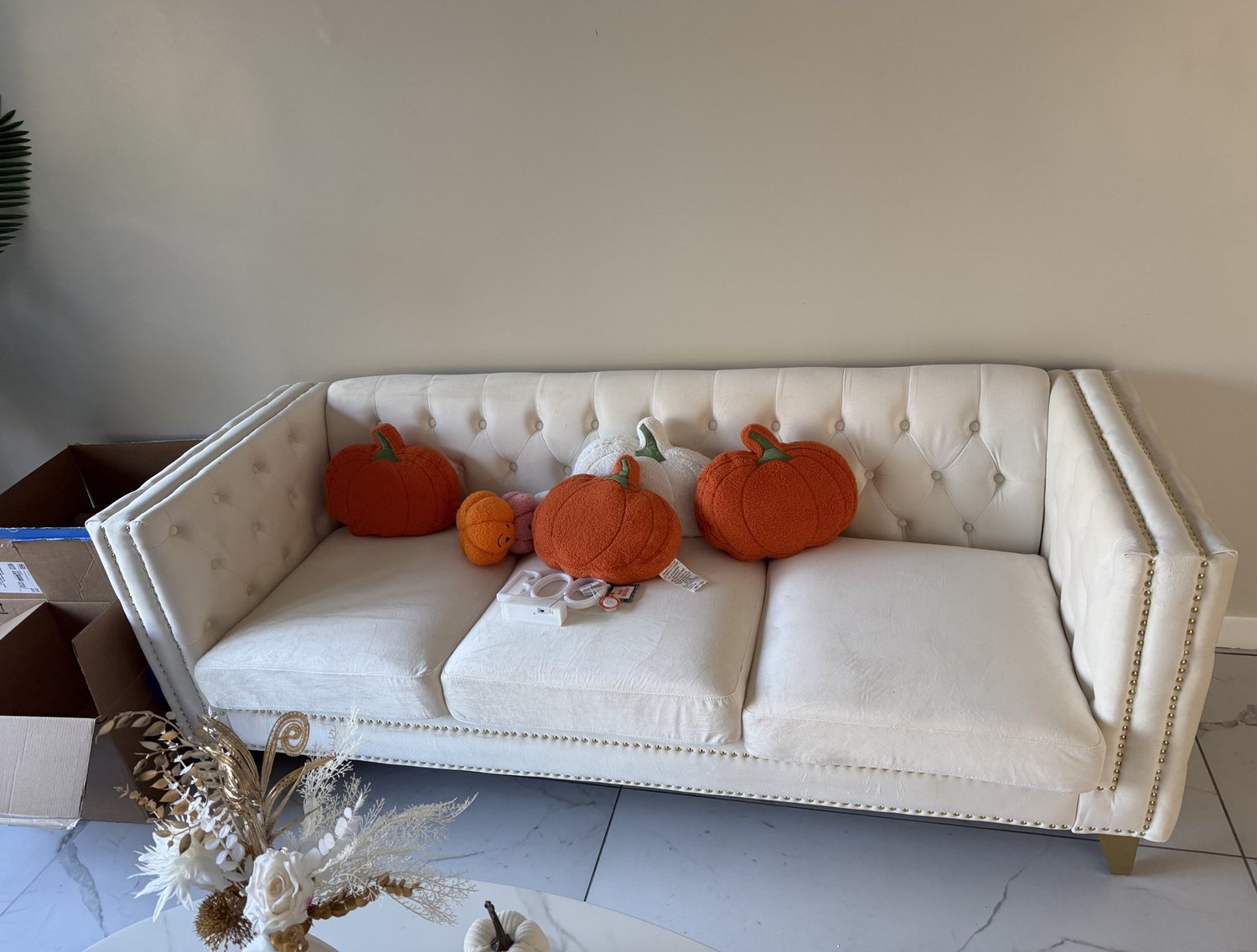 FloraGrace Chesterfield Bank 2-Zits - Gecapitonneerd met Lage Rugleuning en Goudkleurige Poten - Woonkamer en Kantoor - Fluweel - Beige Ivoorwit