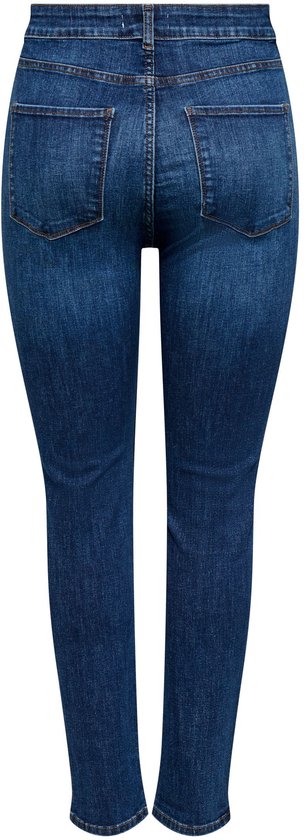 Achterkant van een donkerblauwe slim fit jeans met twee achterzakken.