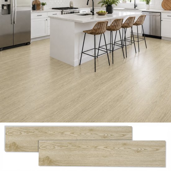 Keuken met lichte eikenhouten vloer, witte kasten, eiland met barkrukken en RVS koelkast.
