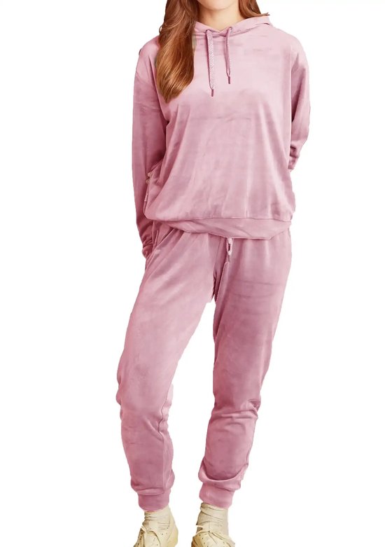Roze Apollo velours huispak met capuchon en bijpassende broek, gedragen door een model.