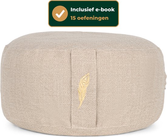 Rond, crèmekleurig meditatiekussen van textiel met een geborduurde veer en tekst: Inclusief e-book 15 oefeningen.