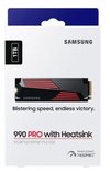 Verpakking Samsung 990 PRO SSD met heatsink, 1TB. Bevat afbeelding van de SSD.