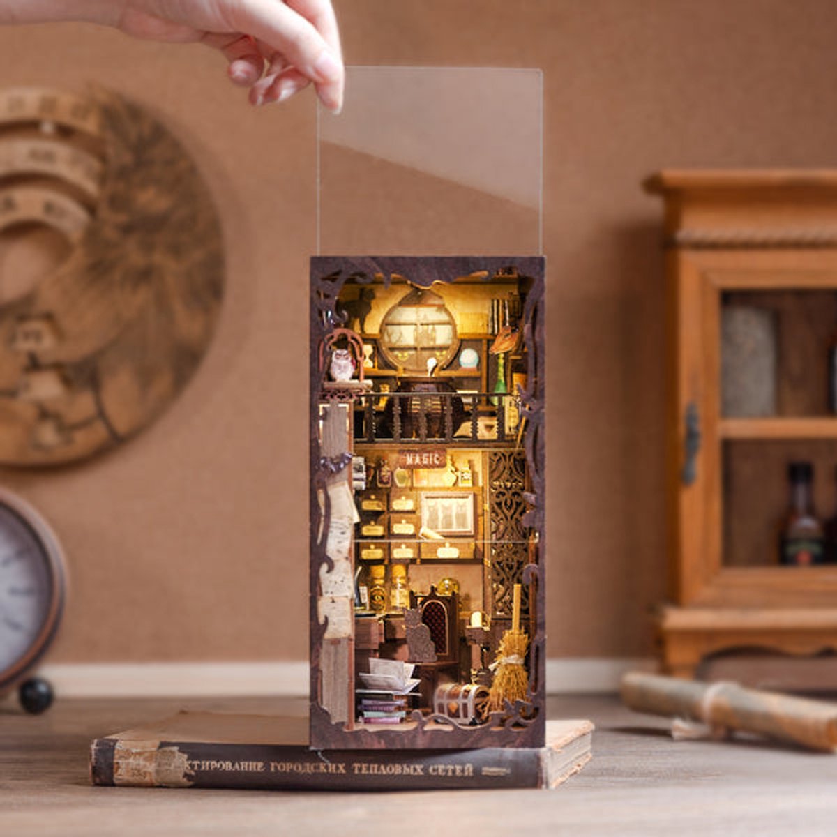CuteBee Book Nook - Modelbouw - Houten 3D Puzzel - DIY Bouwpakket Volwassenen en Volwassenen - Boekensteun - Boekenhouder - The Magic Pharmacist — afbeelding 6