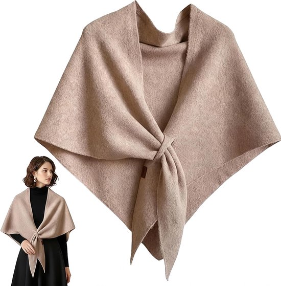 Beige gebreide wikkel met een gedraaide knoop aan de voorkant, gedragen door een vrouw met een zwarte coltrui.