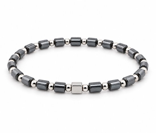 Grijze, cilindervormige hematiet kralenarmband met zilverkleurige, ronde tussenkralen en een zilverkleurige, vierkante middenkraal.
