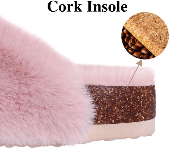 Roze pluizige slipper met een detailweergave van de kurken binnenzool met de tekst 'Cork Insole'.