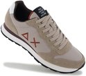 Beige sneaker van suède en textiel met donkerrood Delta-X symbool en 'RUN FASTER THAN YOU CAN' op de tong.