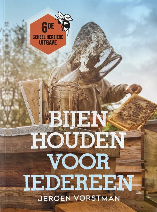 Boek 'Bijen houden voor iedereen' met op de omslag een imker in beschermende kleding die een honingraat vasthoudt, met rook uit een bijenkorf.
