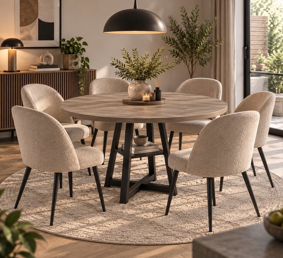 Ronde eettafel met grijs houten blad, zwart metalen frame en opbergvak, omringd door zes beige bouclé stoelen.