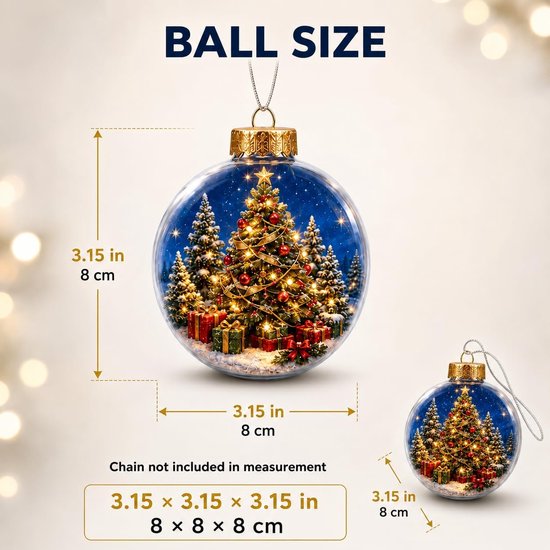 Kerstbal met verlichte kerstboom en cadeaus. Diameter 8 cm. Formaat 8x8x8 cm.