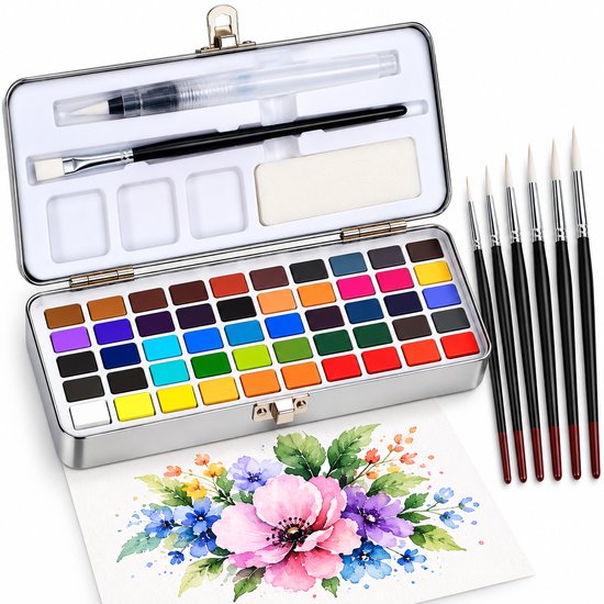 Zilverkleurige metalen doos met 50 kleuren aquarelverf, waterkwast, penseel en sponsje. Een schilderij met een roze en blauwe bloemen is ervoor.