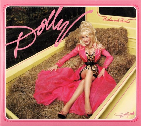 Dolly Parton in een roze outfit met luipaardprint zittend op stro in een gele vrachtwagen. Tekst: Dolly, Backwoods Barbie.