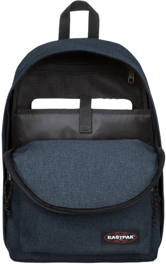 Donkerblauwe Eastpak rugzak met open voorvak, laptopcompartiment en Eastpak-logo.