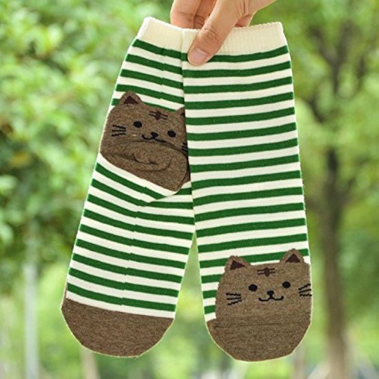 Paar bruine sokken met groene strepen en een schattig kattengezichtje.