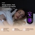 Vrouw slaapt met rosé gouden smartwatch om de pols, toont slaapstatistieken met 8u30m totale slaapduur.