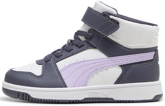 Binnenzijde van de PUMA Rebound Slam Mid sneaker met wit-grijze panelen en een lichtpaars PUMA-logo.