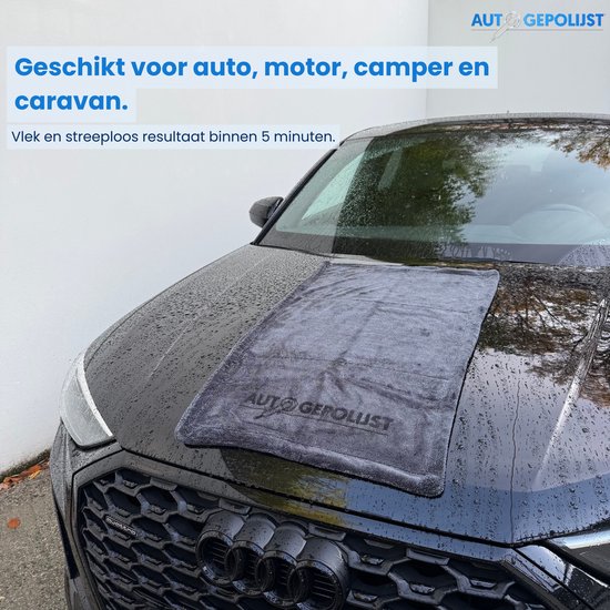 Grijze microvezeldoek met Auto Gepolijst logo op de natte motorkap van een auto voor een vlek- en streeploos resultaat.