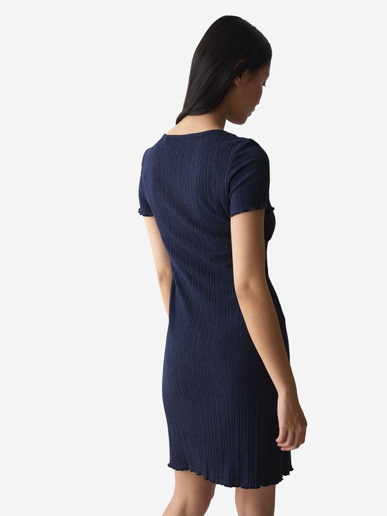 Achteraanzicht van een model in een donkerblauwe, geribbelde nachtjapon met korte mouwen en zoom met ruches.