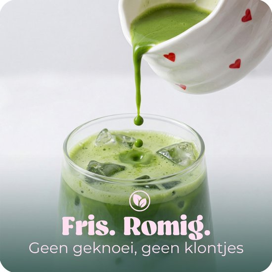 Groene matchathee wordt uit een kannetje met hartjes in een glas met ijsblokjes gegoten. Tekst: Fris. Romig.