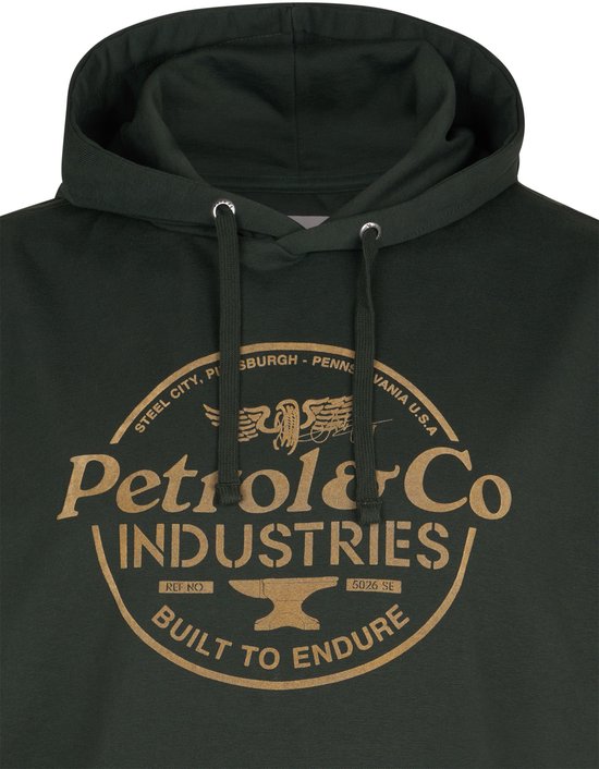 Donkergroene hoodie met goudkleurige cirkelvormige print: 'Petrol Industries Built to Endure' met adelaar en aambeeld.