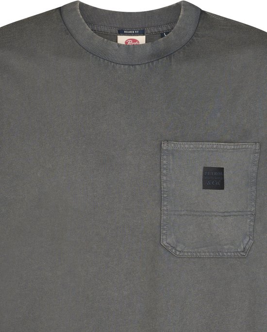 Donkergrijs T-shirt met borstzak, ronde hals en Petrol Industries & Co. label.