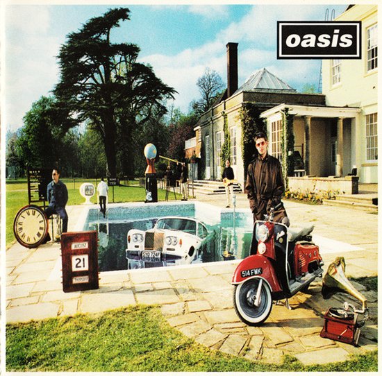 Oasis albumhoes met bandleden rond een zwembad, een auto in het water, een rode scooter en een grammofoon.