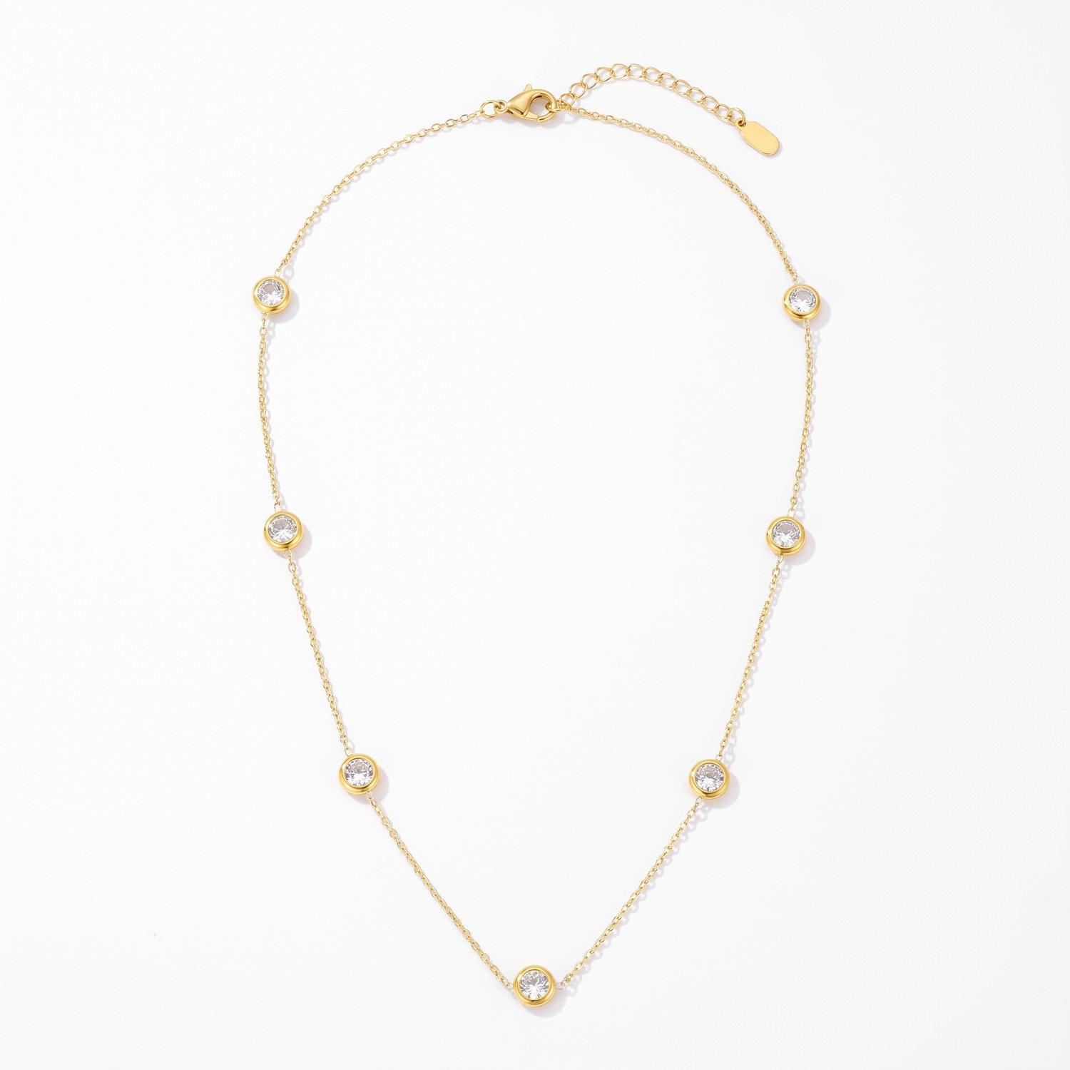 Lundholm Gigi Ketting Dames Goudkleurig - Titanium Staal - Ketting met Witte Zirkonia Steentjes (6 mm) - Verstelbaar 45 + 5 cm - Minimalistische Zirkonia Ketting Vrouwen - Scandinavisch Design - Sieraden Cadeau voor Haar