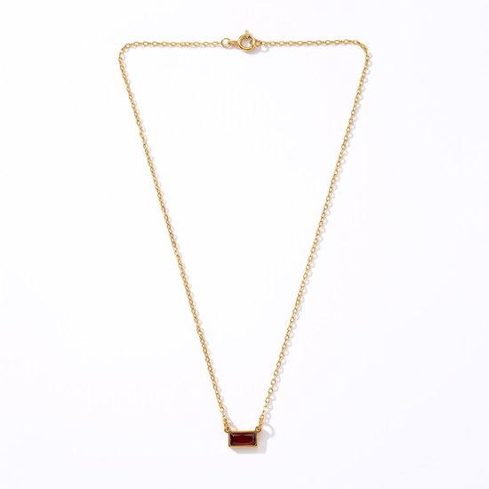 Gouden ketting met rechthoekige rode steen op witte achtergrond.