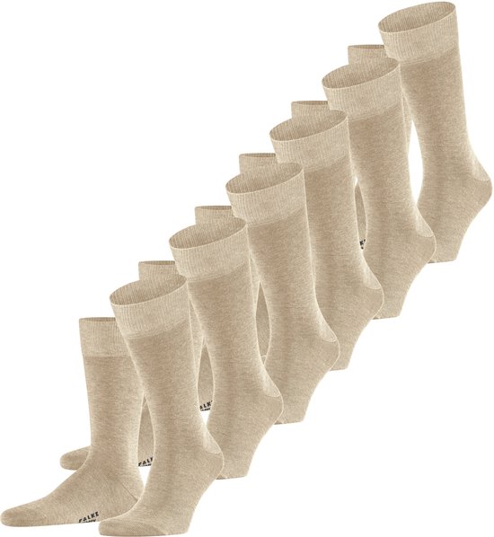 Tien beige Falke sokken in verschillende maten, gemaakt van katoen. De sokken hebben een egale kleur.