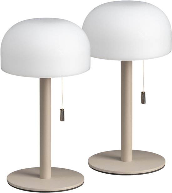Set van twee draadloze taupekleurige tafellampen met witte bolvormige kappen en een metalen trekkoord.