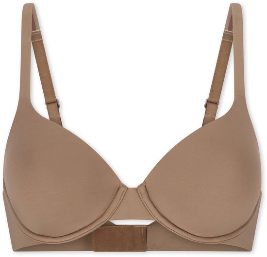 Beige beugel-bh met gladde cups en verstelbare bandjes op een witte achtergrond.