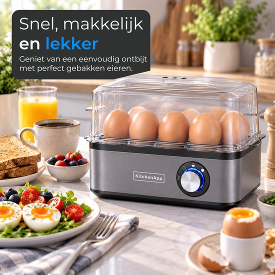 Zilvergrijze eierkoker met 8 eieren erin, op een ontbijttafel met toast, fruit en koffie.