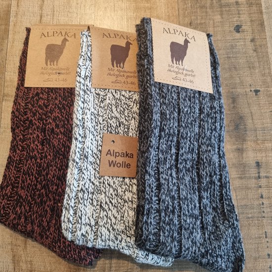 Drie paar gebreide sokken van alpaca wol, in de kleuren grijs, lichtgrijs en roodbruin. Maten 43-46.