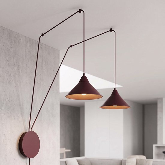 Bourgondische wandlamp met twee kegelvormige kappen aan verstelbare armen, gemonteerd op een ronde muurplaat.