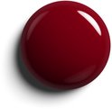 Druppel bordeauxrode Essie nagellak.