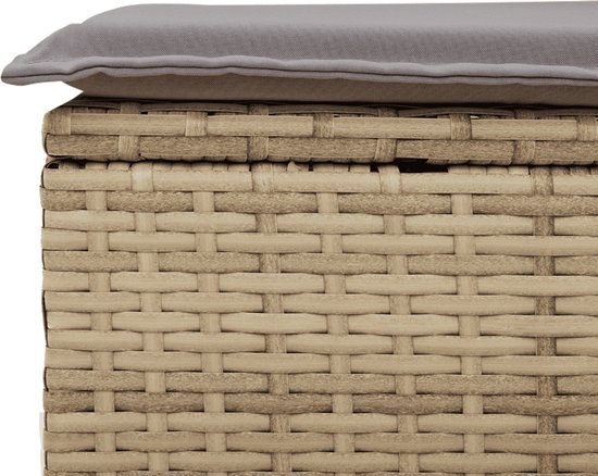 Côté d'un fauteuil de jardin en polyrotin beige avec un coussin d'assise gris.