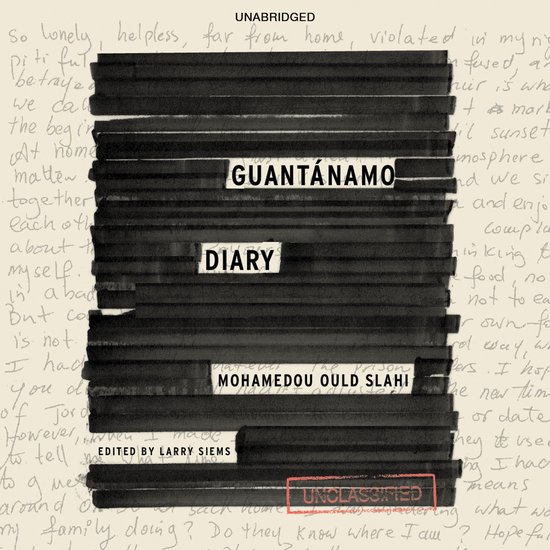 Couverture du livre "Guantánamo Diary" par Mohamedou Ould Slahi, édité par Larry Siems. Des bandes noires recouvrent le texte sur un fond manuscrit.