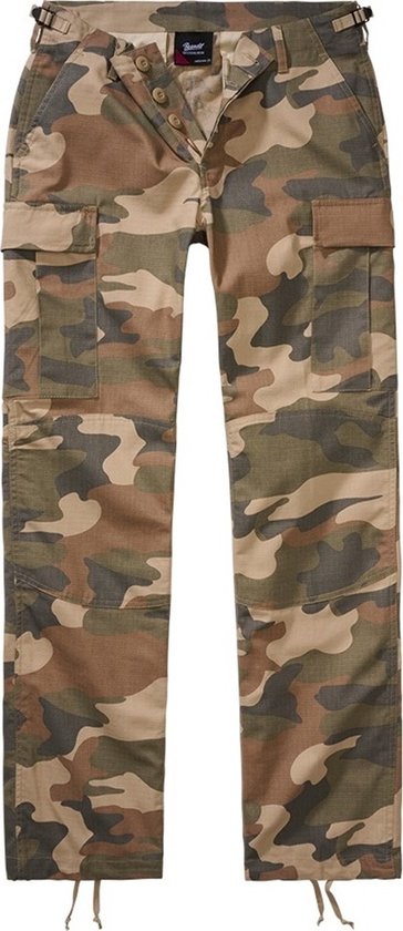 Voorkant van een camouflagecargo broek met groene, bruine en beige vlekken, met knoopsluiting en twee cargozakken.