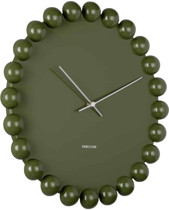 Groene Karlsson klok met een platte wijzerplaat en een rand van bolle noppen.