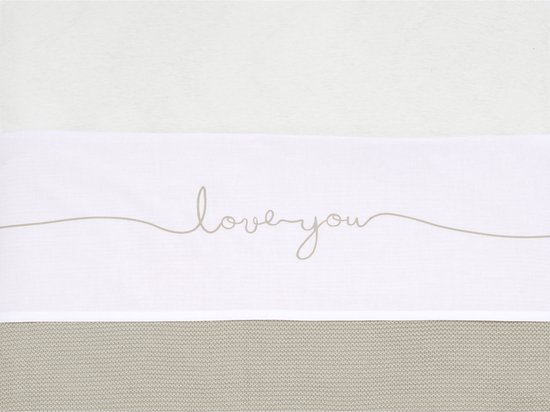 Ledikantlaken in de kleuren off-white, wit en nougat met de tekst 'love you' in beige.