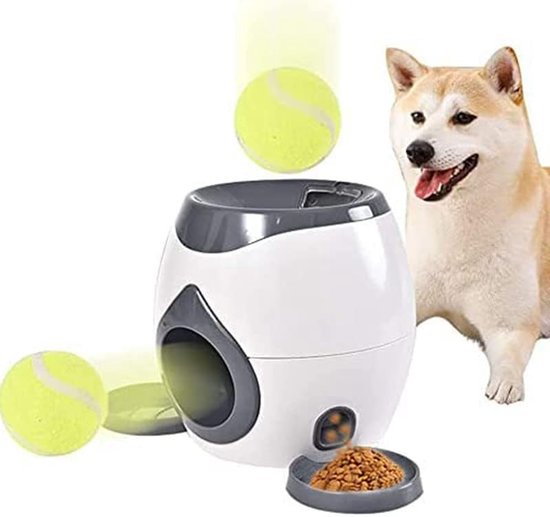 Witte en grijze honden-tennisbalwerper met twee tennisballen en een voerbakje, naast een Shiba Inu.