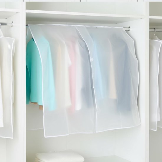 Wit kledingrek hoes met kleding erin, in een open witte kast.