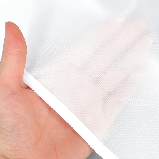 Hand houdt de witte, doorschijnende stof van de kledinghoes vast.