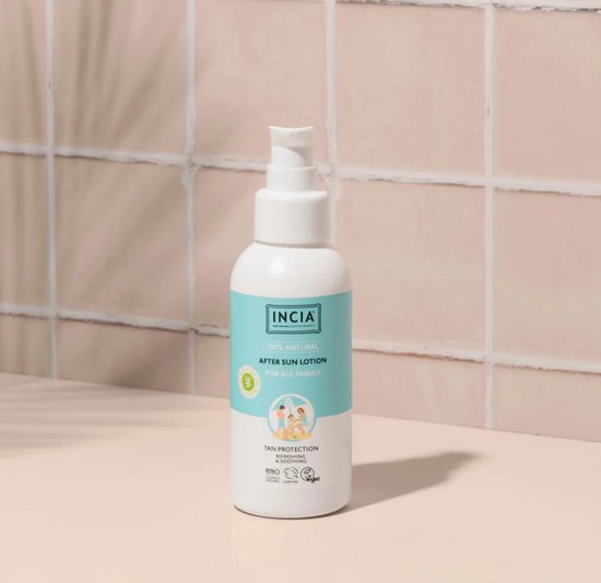 Witte fles met lichtblauwe label. 'INCIA 100% NATURAL AFTER SUN LOTION FOR ALL FAMILY' en tekening van een gezin op het strand.