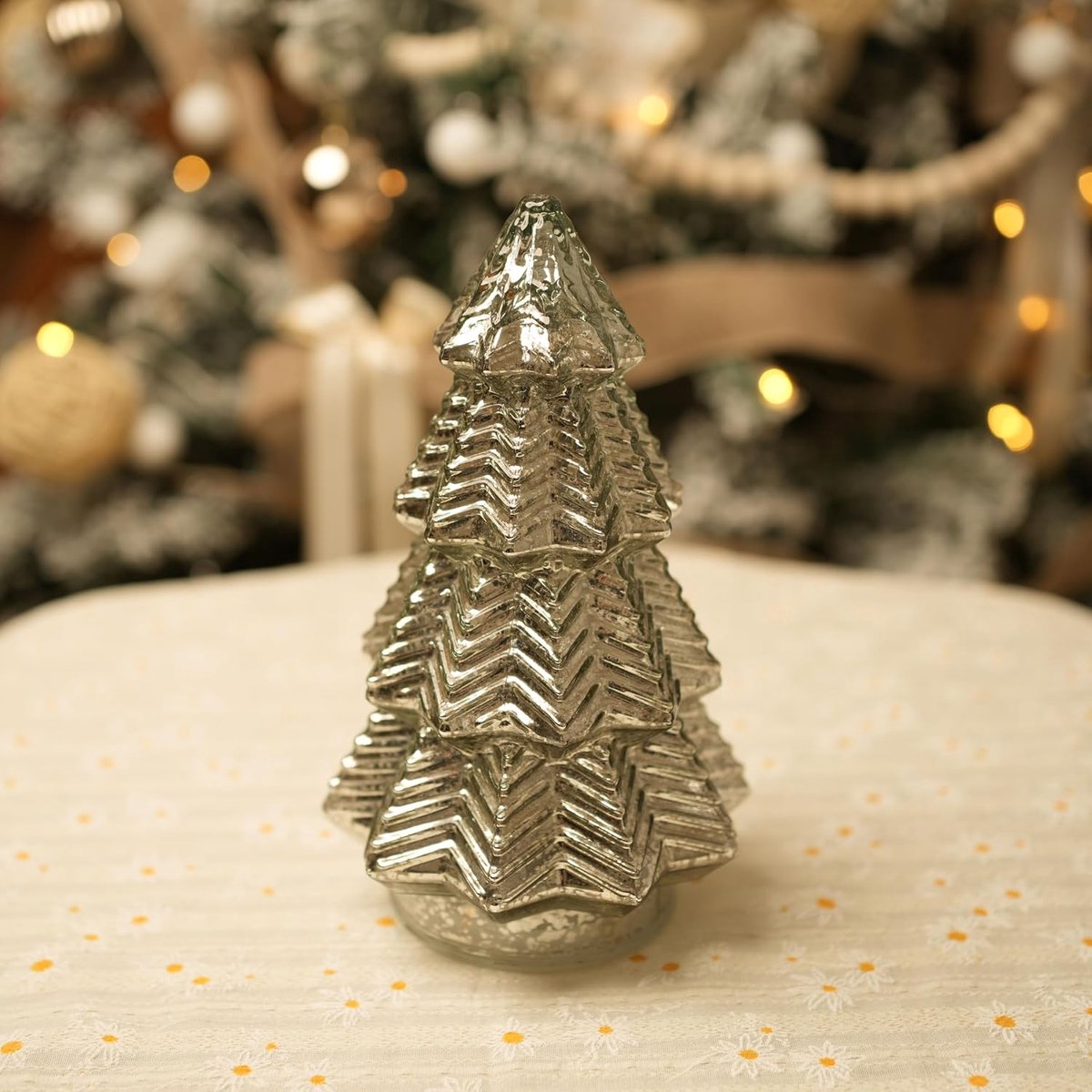 Kerstboom met golfontwerp, 7-kleuren roterende lichten, 6 timerfunctie, batterij-aangedreven vakantiemiddelpunt, zilver