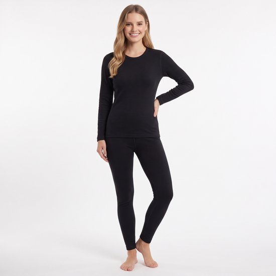 Model in zwarte thermo ondergoed set, staand, met lange mouwen shirt en legging.