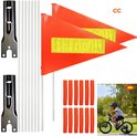 Oranje fietsvlaggen met reflecterende banden, bevestigingsbeugels, stokken en een kind op fiets.