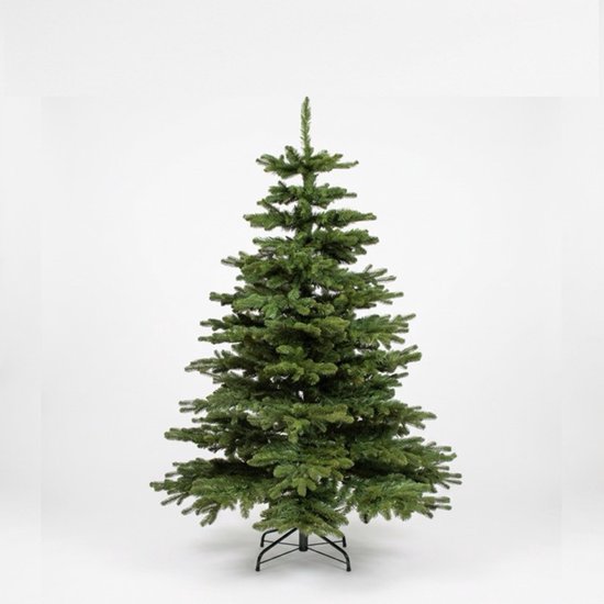 Een volle groene kunstkerstboom op een standaard.